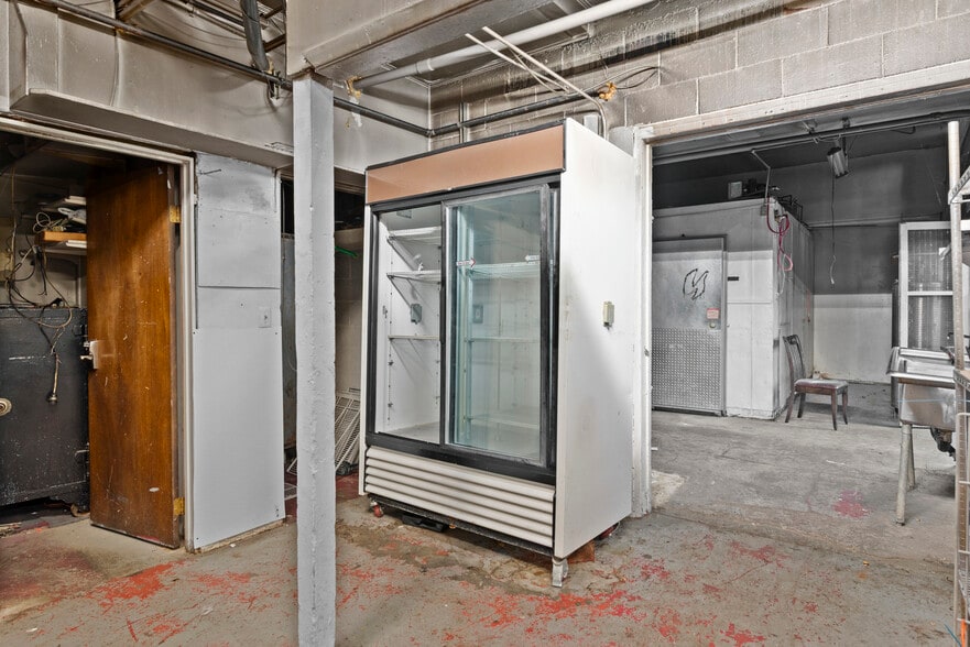 More Photos Of 930 SE Pioneer Way, Oak Harbor General Retail For Sale