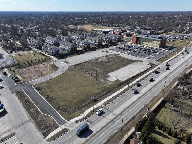 Primary Photo Of 899-903 W Dundee Rd, Wheeling Storefront For Lease