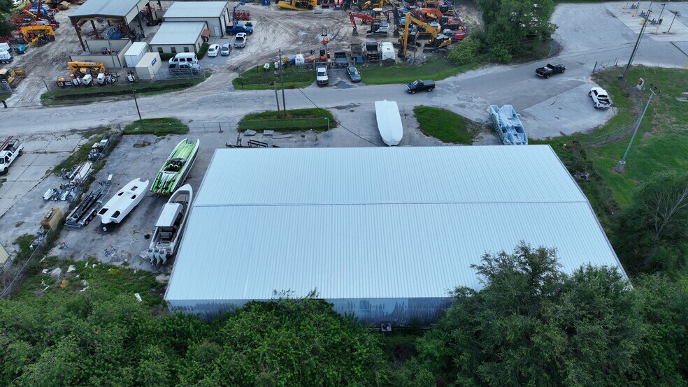 More Photos Of 205 Complex Dr, Lakeland Service For Lease