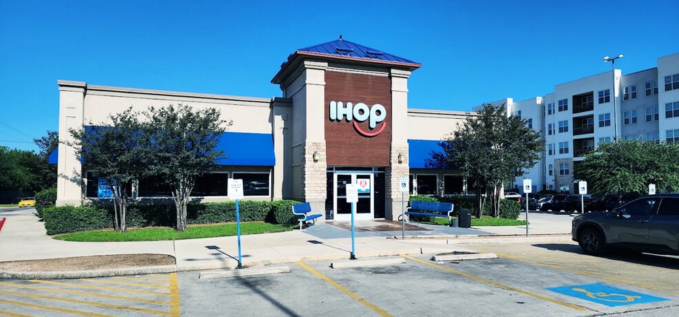 Primary Photo Of 1113 N I-35 Fwy, San Marcos Restaurant For Lease