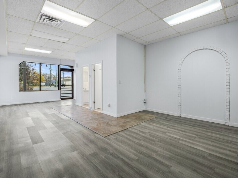 More Photos Of 225-227 Erie St E, Windsor Storefront For Lease