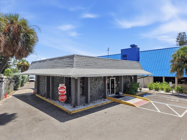More Photos Of 5005 Gulf Blvd, Saint Petersburg Storefront For Sale