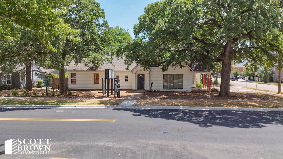 More Photos Of 424 Bryan St, Denton Restaurant For Sale