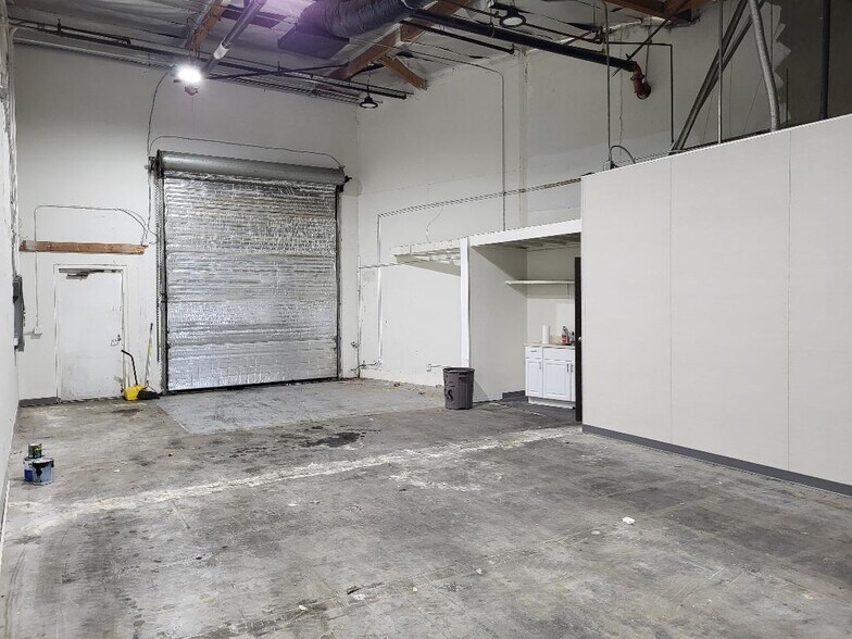 More Photos Of 2211 S Hunts Ln, San Bernardino Showroom For Lease