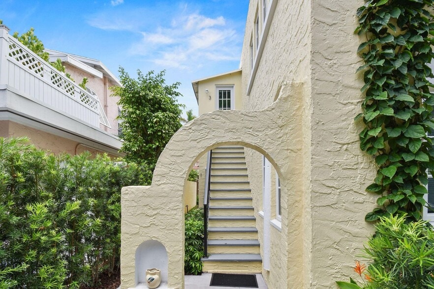 More Photos Of 212 Oleander Ave, Palm Beach Apartments For Sale