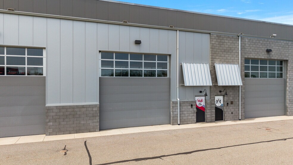 More Photos Of 148 Pit Ln, Pontiac Parking Garage For Sale