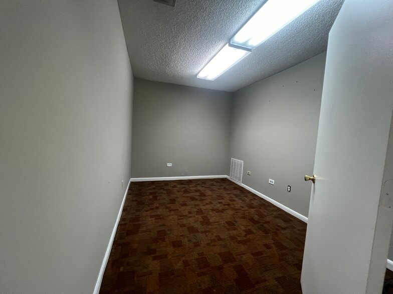 More Photos Of 2426 Mayport Rd, Jacksonville Showroom For Lease