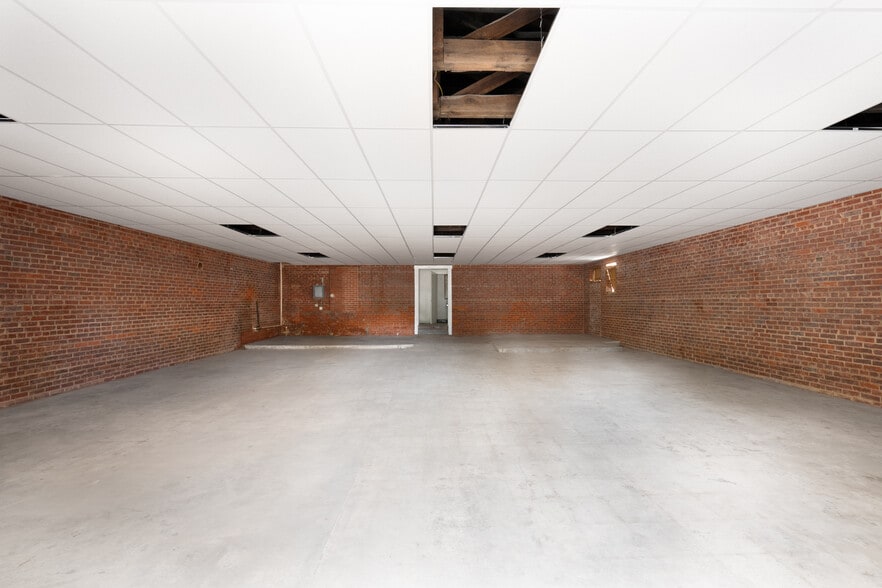 More Photos Of 121 Thompson St, Pittsboro Freestanding For Lease