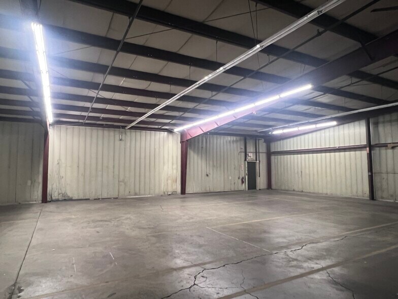 More Photos Of 1700 Landmark Rd, Aurora Warehouse For Lease