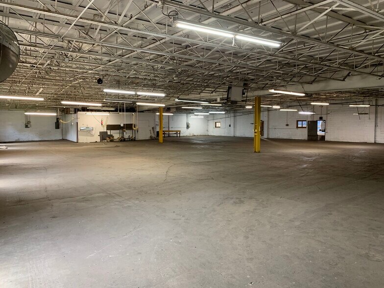 More Photos Of 710 Rains Dr, Gladstone Manufacturing For Lease