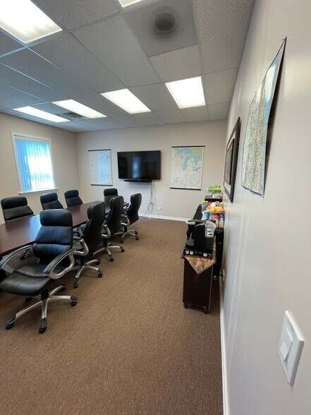 More Photos Of 3305 W Division St, Chicago Office For Lease