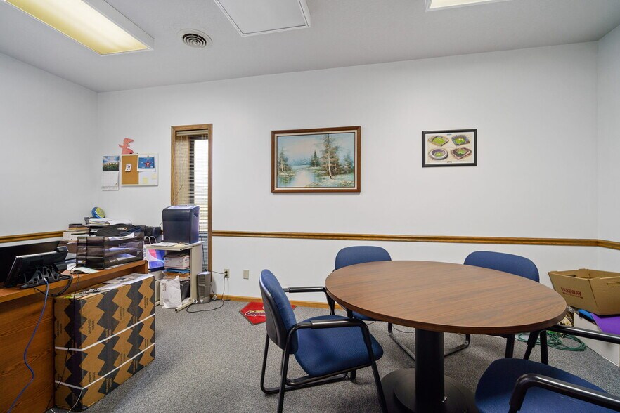 More Photos Of 1801 N 13th Ave E, Newton Flex For Lease