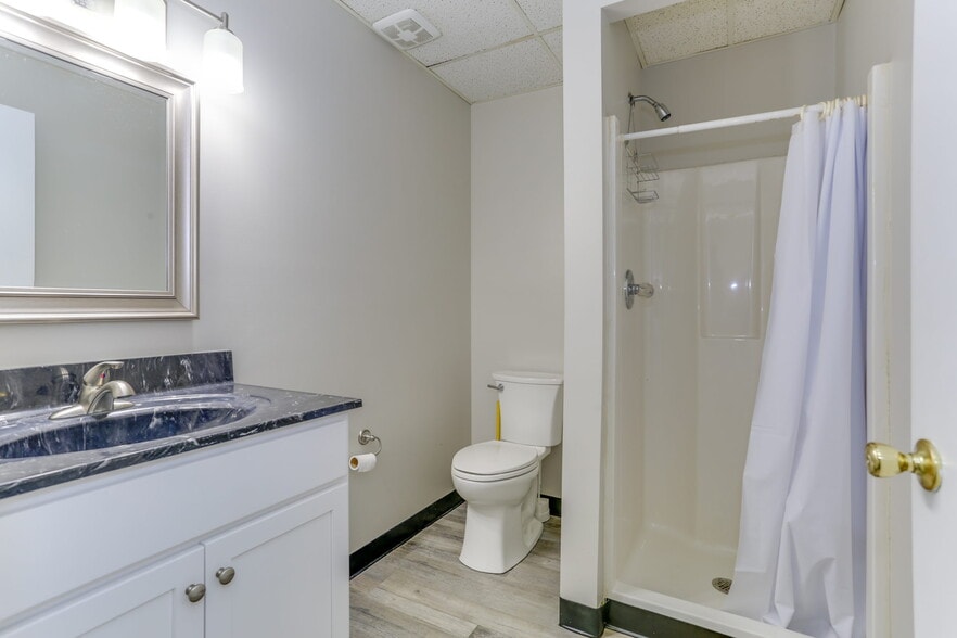 More Photos Of 1222 Executive Blvd, Chesapeake Showroom For Lease