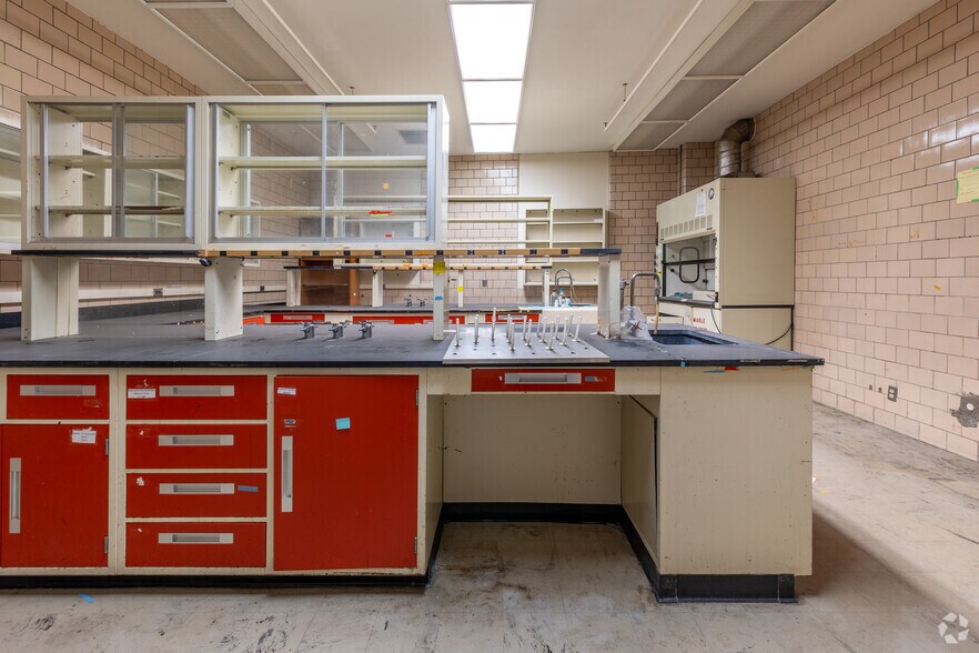 More Photos Of 110 E Warren Ave, Detroit Medical For Lease