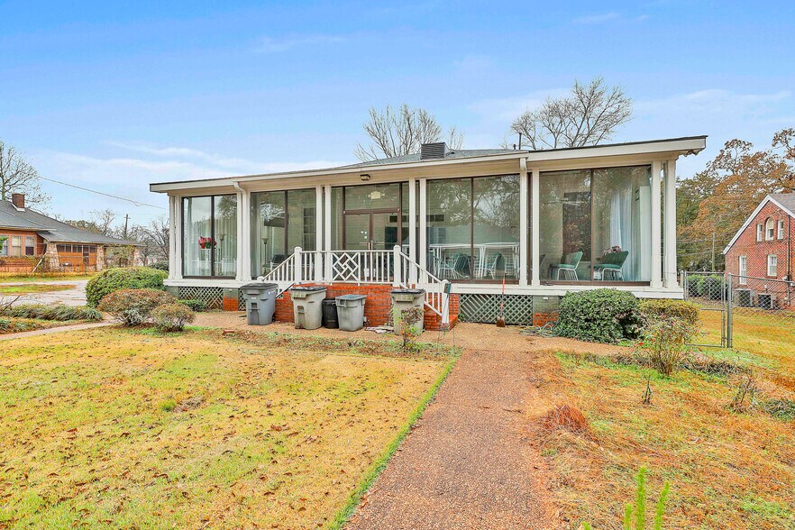 More Photos Of 605 Hill St, Lagrange General Retail For Sale