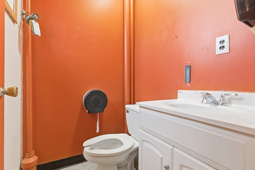More Photos Of 128 Wilson Ave, Newark Office For Lease