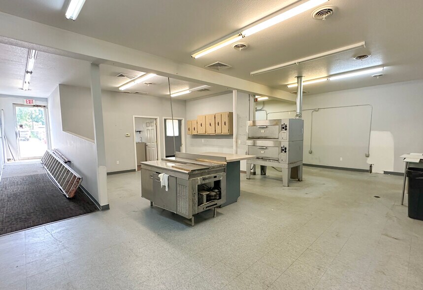 More Photos Of 210 2nd St, Lincoln Flex For Sale