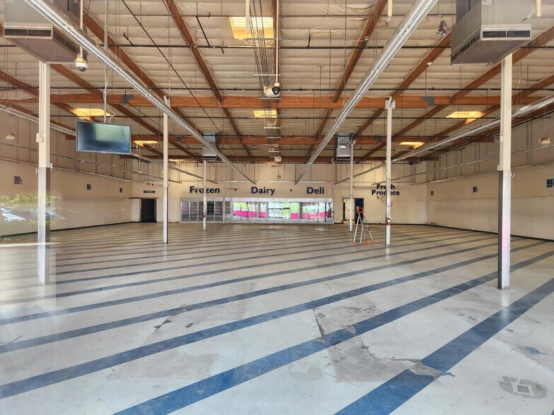 More Photos Of 2101 N Imperial Ave, El Centro General Retail For Lease