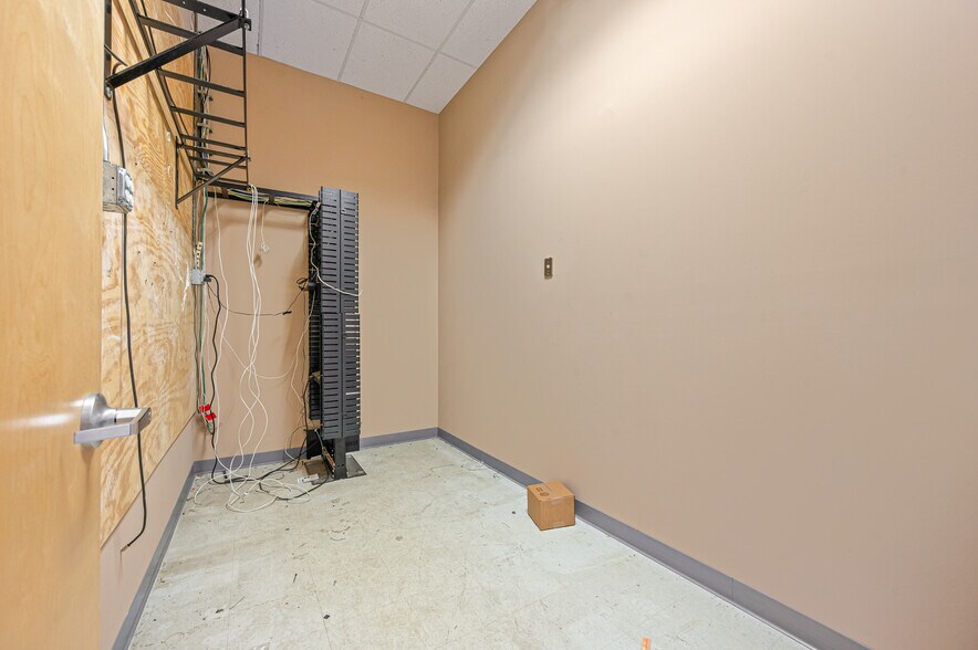 More Photos Of 1508-1574 N Mitchell St, Cadillac General Retail For Sale