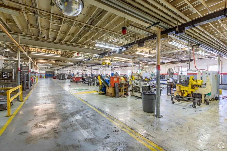 More Photos Of 401 E 5th St, Pinconning Distribution For Lease