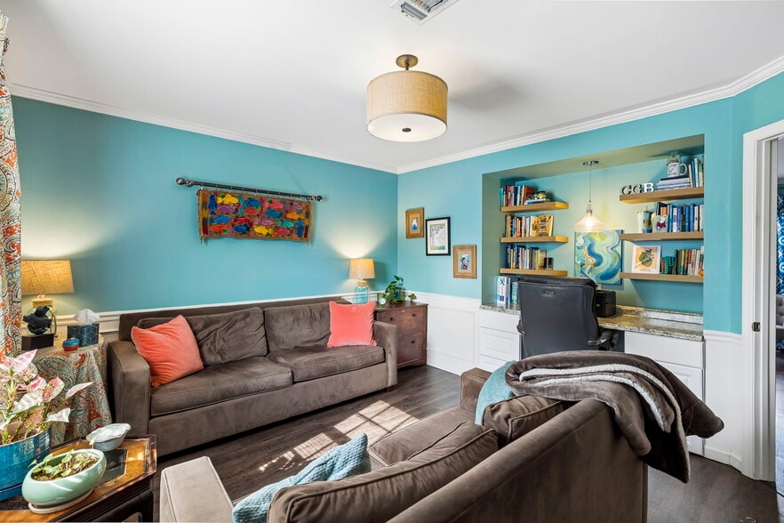 More Photos Of 109 Holiday Ct, Franklin Office For Sale