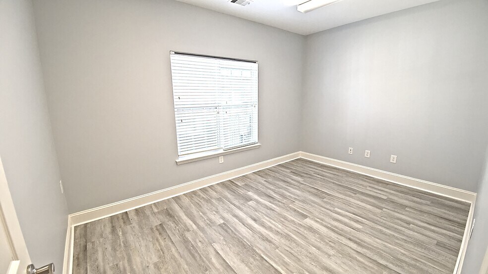 More Photos Of 239-243 River Park North Dr, Woodstock Office For Sale