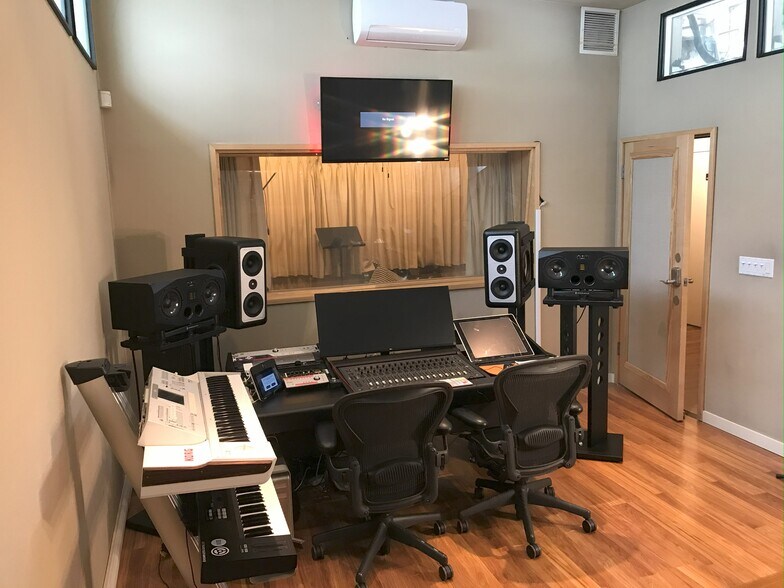 More Photos Of 3131 Cahuenga Blvd W, Los Angeles Office For Sale