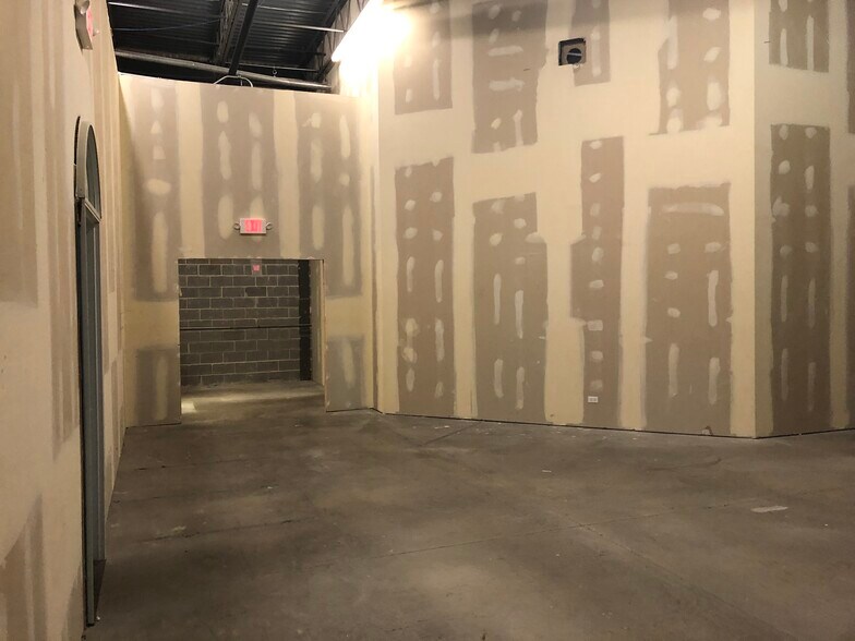 More Photos Of 399 Wall St, Glendale Heights Warehouse For Lease