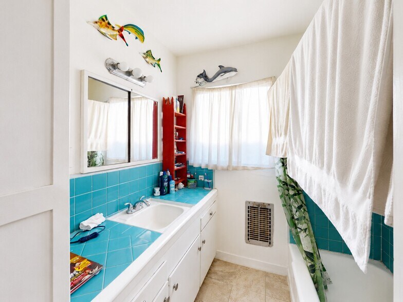 More Photos Of 5642 Lexington Ave, Los Angeles Apartments For Sale