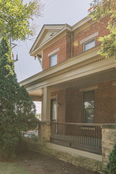 More Photos Of 300 Madison Pl, Lexington Apartments For Sale
