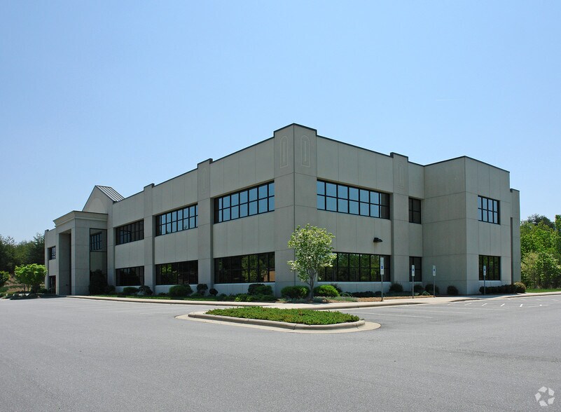 More Photos Of 1507 7th St SE, Hickory Office For Lease