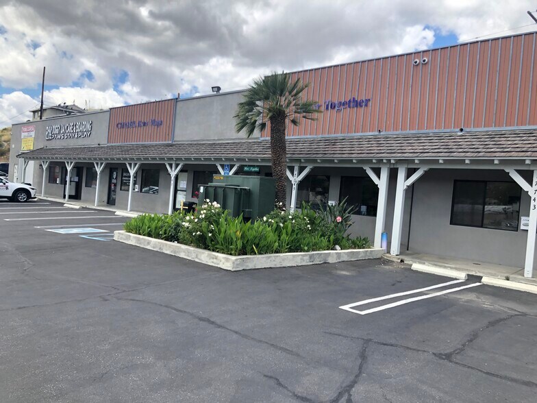 More Photos Of 17733-17755 Sierra Hwy, Santa Clarita Storefront Retail Office For Lease