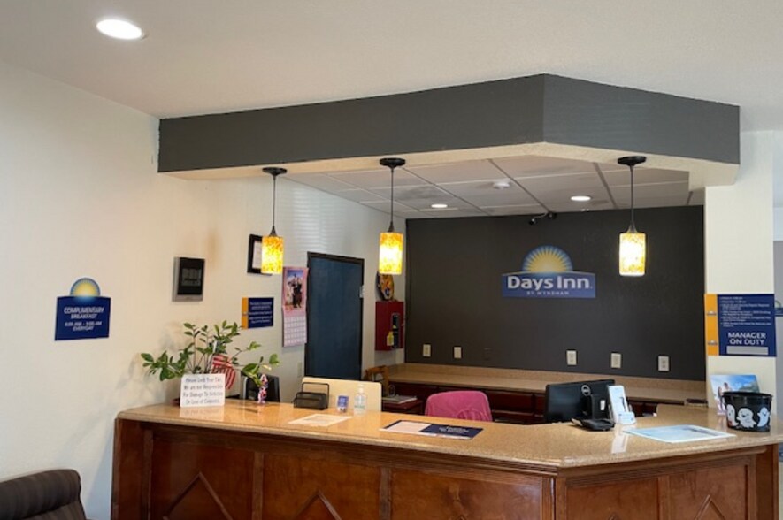 More Photos Of 1510 SW Wanamaker Rd, Topeka Hotel For Sale