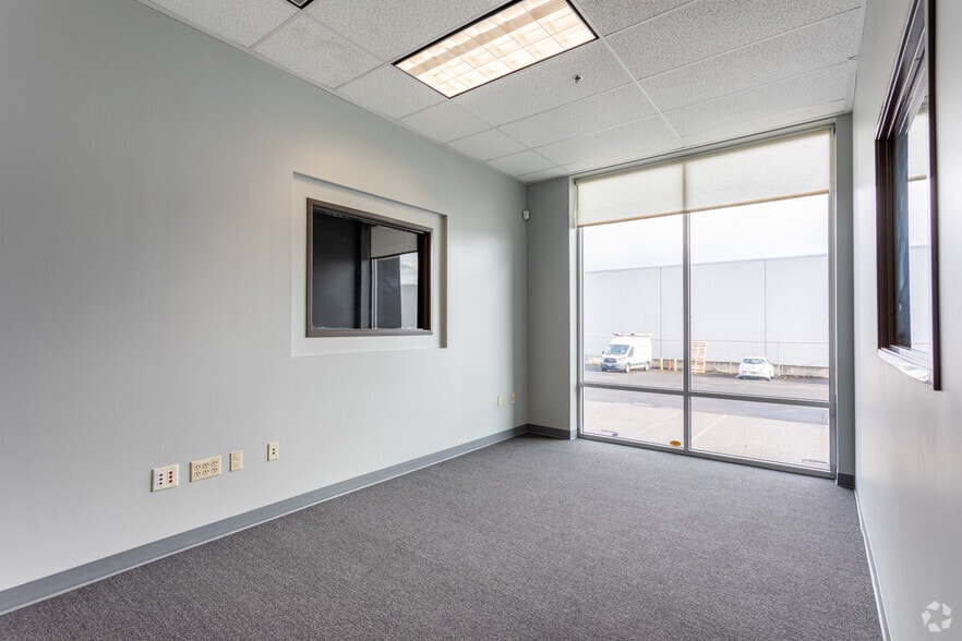 More Photos Of 2455 NW Nicolai St, Portland Warehouse For Lease