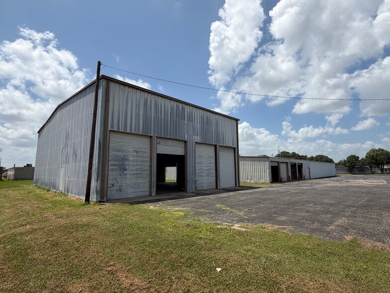 More Photos Of 803 E Mockingbird Ln, Victoria Industrial For Lease