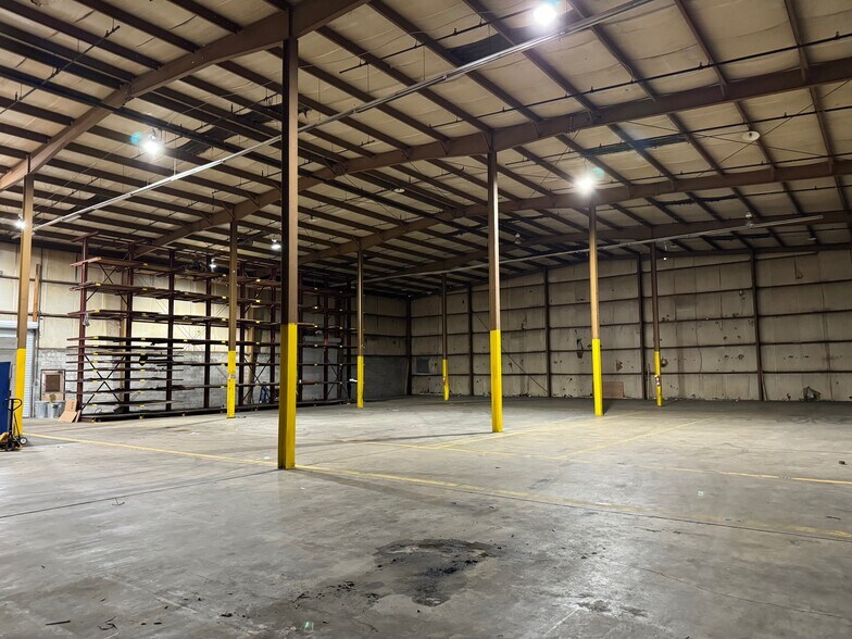 More Photos Of 126 Booker St, Warner Robins Warehouse For Sale