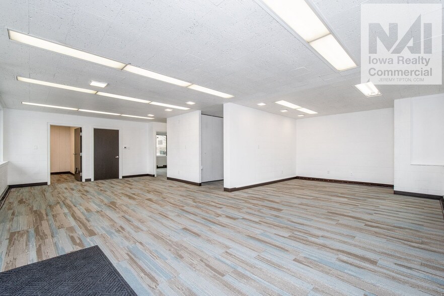 More Photos Of 115 30th Street Dr SE, Cedar Rapids General Retail For Sale