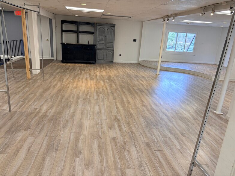 More Photos Of 1875 Main St, Tewksbury Storefront For Lease