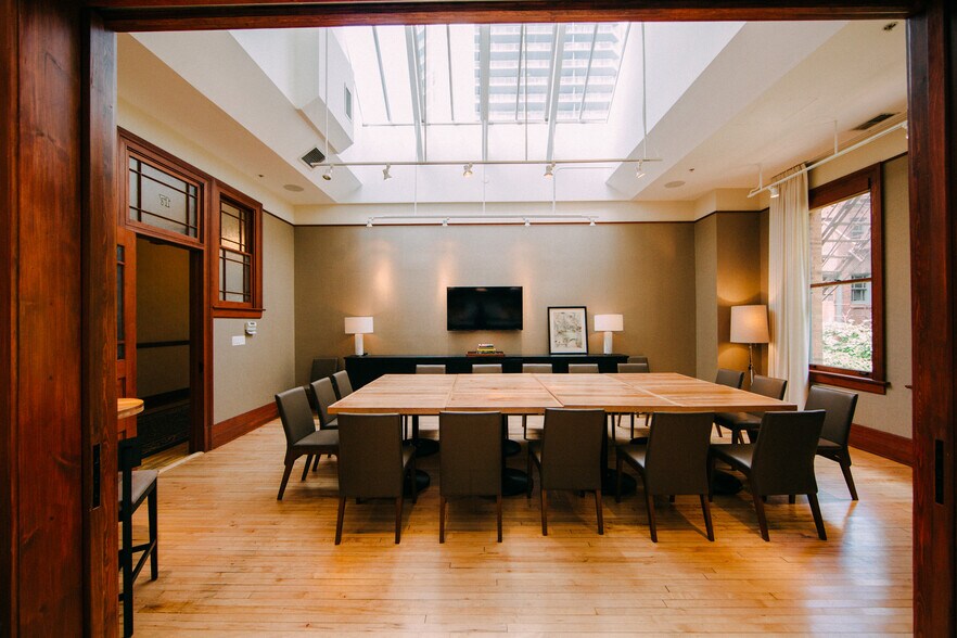 More Photos Of 601-623 N State St & 4 E Ohio St, Chicago Coworking Space