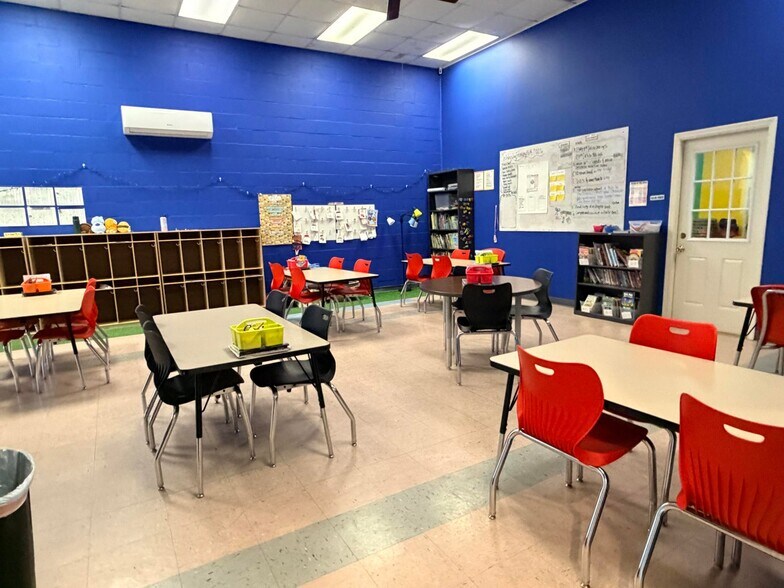 More Photos Of 800 S Main St, Petal Freestanding For Sale