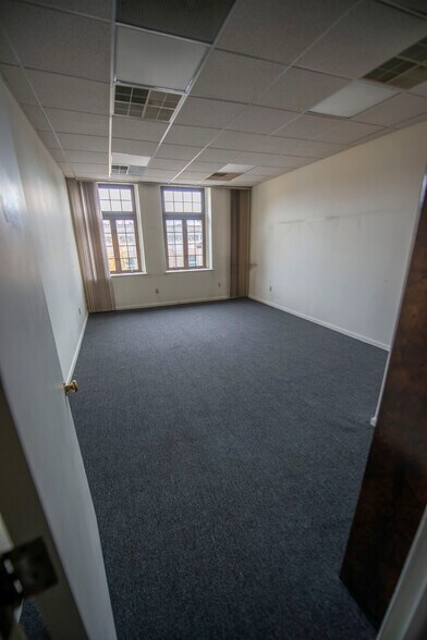 More Photos Of 39 Park Pl, Englewood Office For Lease