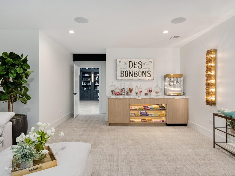 More Photos Of 2733 N Pulaski Rd, Chicago Showroom For Sale
