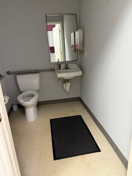 More Photos Of 4130 Woodmere Park Blvd, Venice Medical For Lease