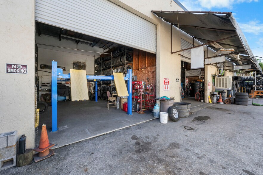 More Photos Of 3173 SE Railroad Ave, Stuart Service For Sale