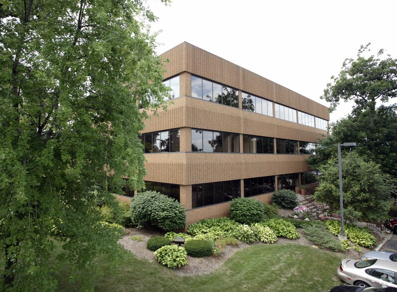 More Photos Of 2717 N Grandview Blvd, Waukesha Office For Lease