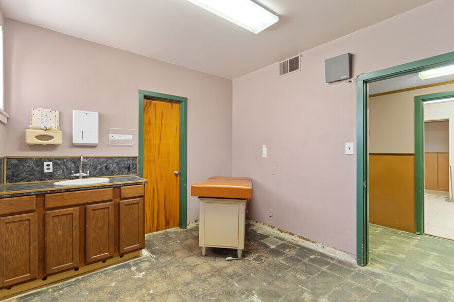 More Photos Of 116 E Robert S Kerr Blvd, Wynnewood Medical For Sale