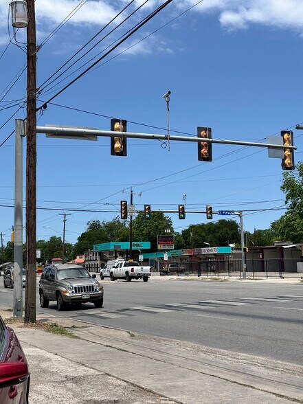 Primary Photo Of 607 S General McMullen Dr, San Antonio Flex For Sale