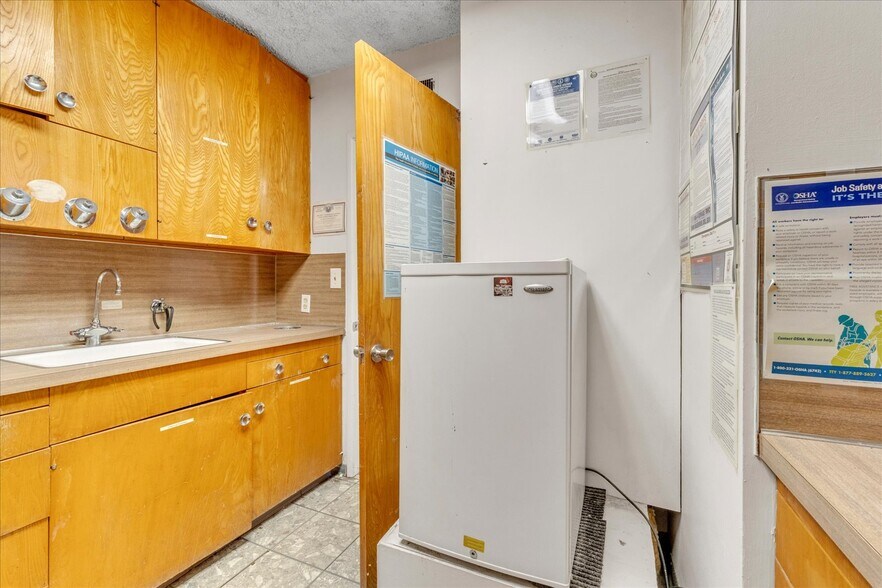 More Photos Of 18032 Ventura Blvd, Encino Medical For Lease