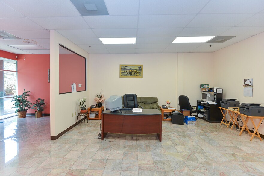 More Photos Of 7751 Kingspointe Pky, Orlando Light Distribution For Lease