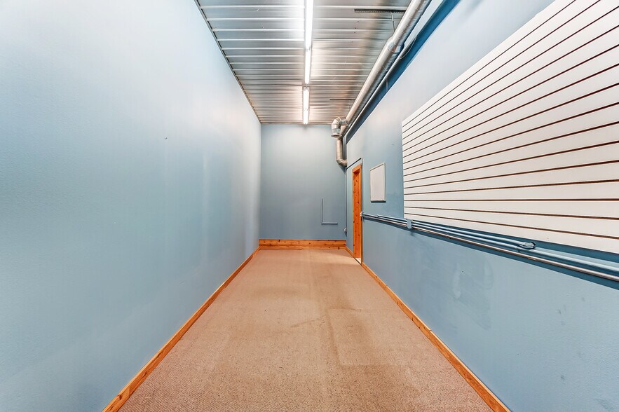 More Photos Of 20660 W Bowling Green Road, Weston Auto Repair For Lease